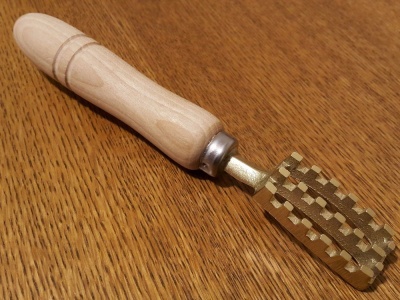 KY159-7/180 Нож для чистки чешуи 180 мм, латунь, деревянная рукоять